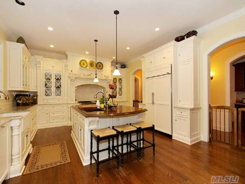 Traditional kitchen with large island